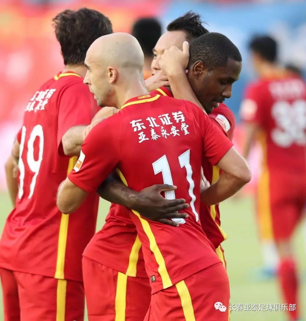 沃尔夫斯堡球员合作努力，实现完美胜利的简单介绍