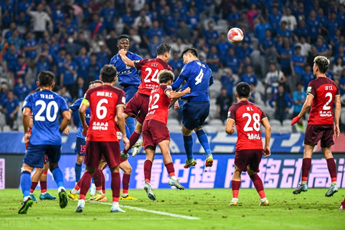 雷火电竞入驻-双方球队在比赛中展开激烈交锋，场面火爆
