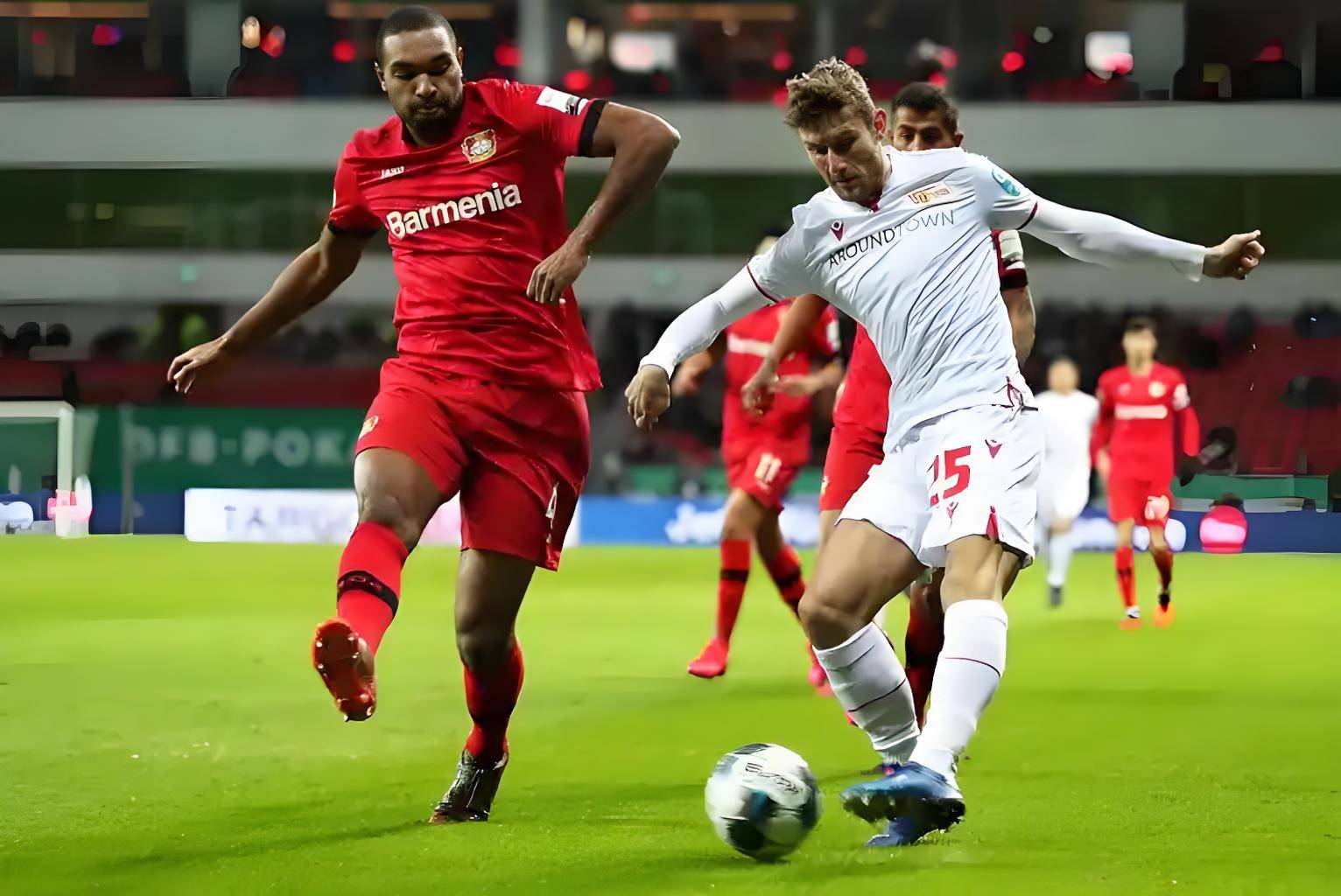 包含门兴格拉德巴赫球员意外受伤，需接受手术治疗的词条