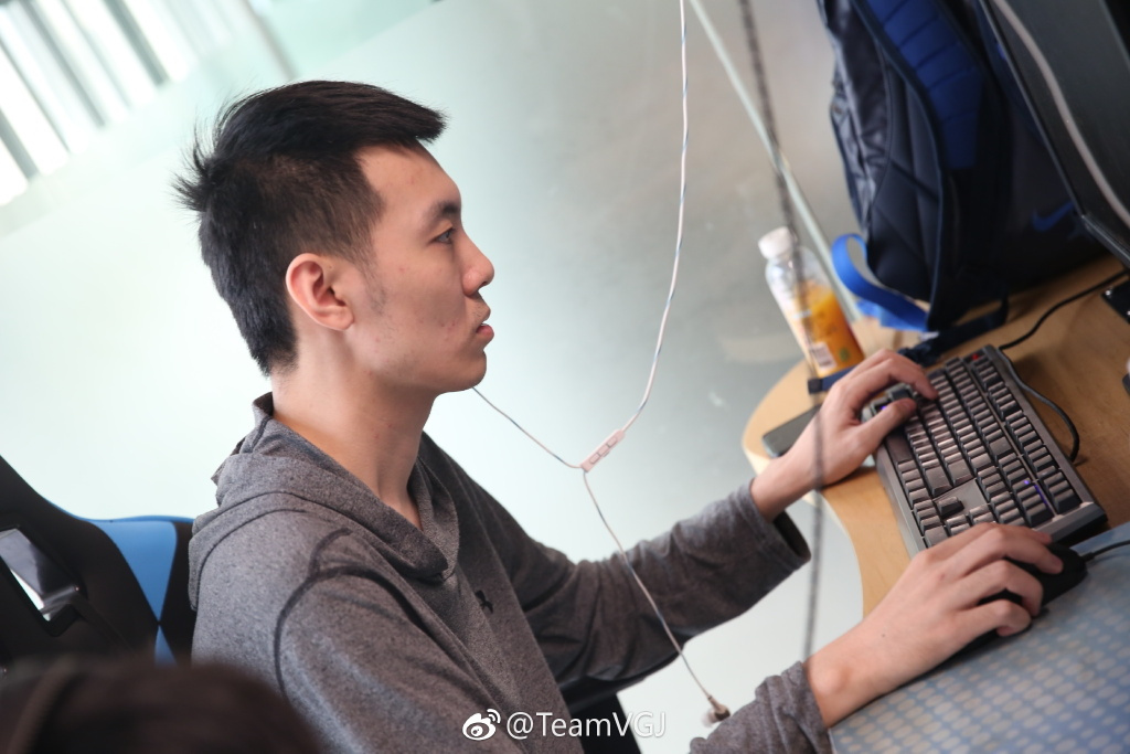 雷火电竞合作-Dota2队主教练发声，誓言带队登顶