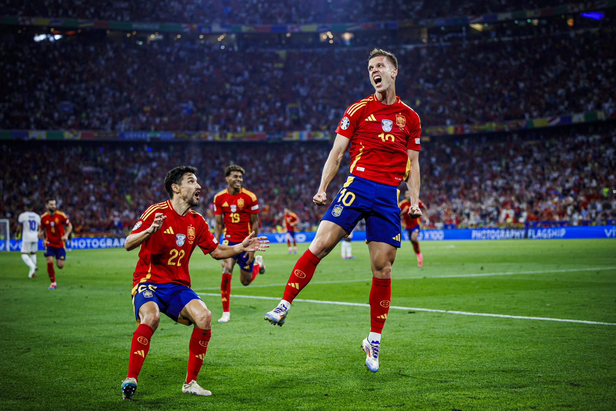 包含欧洲杯传奇谢幕，球迷泪洒赛场的词条