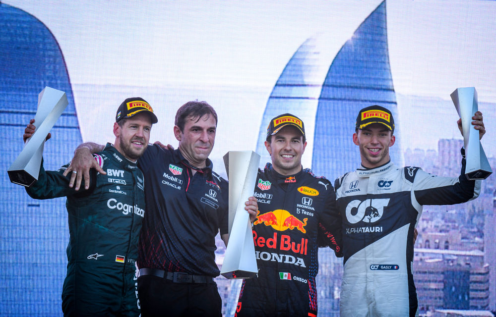 阿斯顿马丁碾压梅赛德斯，佩雷兹关键制胜