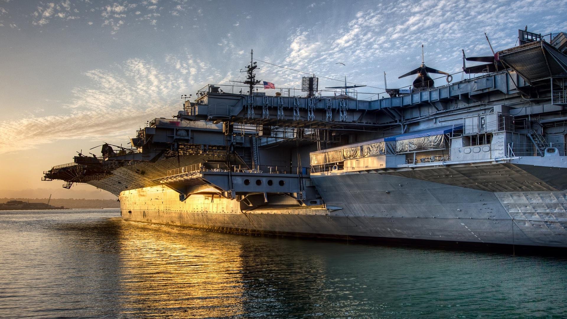 要写好这篇文章，关键在于构建一个合理但又充满戏剧张力的故事背景，让看似不可能的同场竞技变得可信